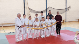 Mehr über den Artikel erfahren Holtriemer Judoka nimmt Judoprüfung zum 7. Kyu auf Langeoog ab