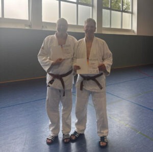 Mehr über den Artikel erfahren Zwei schwarze Gürtel für Holtriemer Judoka