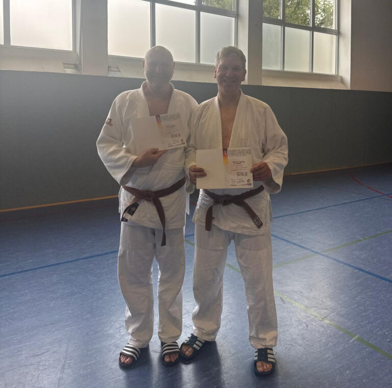 Mehr über den Artikel erfahren Zwei schwarze Gürtel für Holtriemer Judoka