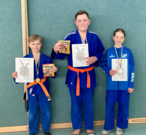 Mehr über den Artikel erfahren Medaillenregen für den TuS Holtriem